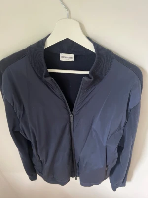 John Henric cardigan - Tjena! Säljer denna sjukt snygga cardigan från det populära märket John henric. Jackan säljs ej längre. Den passar perfekt till lite kyligare sommar kvällar och till hösten! Jackan har lite små defekter men inget som märke tydligt. Hör av er vid fler frågor 
