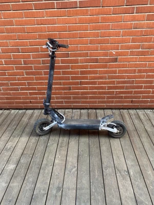 Elscooter g2 pro vmp - Elektrisk sparkcykel kukirin g2 pro  med robust ram i metall och breda däck för extra stabilitet. Färgen är grå med svarta detaljer på styret och hjulen. Perfekt för att ta sig runt snabbt och smidigt. Har sprayat den vit men man kan spraya om den såklart om man inte gillar. Allt fungerar förutom att den inte har bromsar som kostar 400kr nya.  Köpte den för några månader sedan för 5300kr. 25kmh.  Kan inte frakta finns att hämta i Karlstad. Du får med xod broms framHör av dig vid frågor