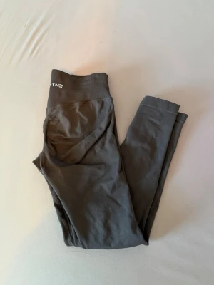 DFYNE impact leggings i färgen truffle - Snygga trendiga leggings från dfyne i modellen impact, längd regular. De är lite lägre i midjan och bekväma att träna i och använda till vardags. Endast använda 1 gång 