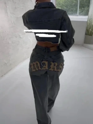 Jeans från mars the label - Säljer jeansen som syns på bilden, dem är från mars the label i storlek s. Jättefina nya med prislappen på, säljer då dem inte passar mig. (Det är endast byxorna som säljs inte toppen!)