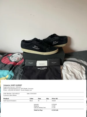 Svarta Saint Laurent sneakers - Svarta sneakers från Saint Laurent med vit sula och logga på sidan. Klassisk låg modell med svarta skosnören och diskret design. Lite defekt under och fram på vänstra skon. Kommer med originalkartong och dustbag. Perfekta för dig som gillar stilrena och exklusiva sneakers.