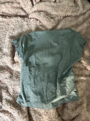 T-shirt med öppen rygg - T-shirt med öppen rygg från Shein i storlek xs i bra skick