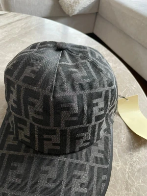 Svart Fendi keps  - Svart Fendi keps, inte min stil