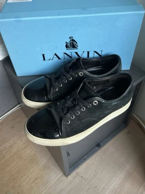 Lanvins svarta - Säljer feta lanvins som jag inte använder och behöver pengar fort så kan gå ner i pris vid snabb affär. Man får dock inte med låda elle påse. Fint skick annars bara att glansen är lite smutsig.
