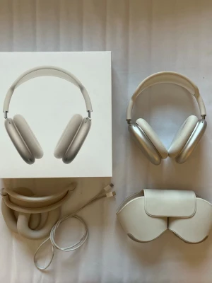 Apple AirPods Max  hörlurar - Säljer mina älskade Apple AirPods Max i starlight med Smart Case och USB-C sladd. Skydd till öron puffarna ingår och originalkartong. På bild 4 kan man se en smink fläck som inte går bort men som inte heller syns så stort och de är på baksidan av hörlurarna. Dessa är köpt på forum i Göteborg och har bankuttrag och kvitto online som bevisar på att dessa är äkta. Möts endast i Göteborg alltså går dessa inte att frakta hem för enkelhetens skull.
