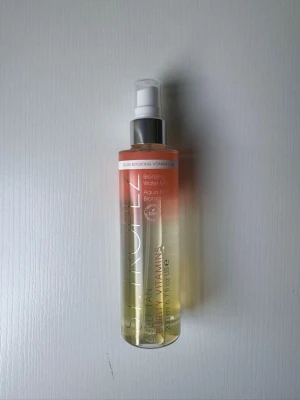 St. Tropez Bronzing Water Mist - säljer en helt ny brun-utan-sol mist från St. Tropez med glow-boostande vitaminer C och D. 200 ml. 