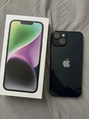 iPhone 14 Midnight blå1 28GB - iPhone 14 mörkblå 128 GB säljes.  Mobilen fungerar perfekt utan några problem. Kamera, ljud, Face ID och alla funktioner fungerar som de ska. Inga sprickor fram eller bak, men det finns vanliga små repor från användning.  128 GB lagring Olåst mobil 78% Batterihälsa Kartong medföljer  Skriv vid intresse eller frågor.