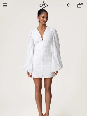 ADOORE klänning -  Vit ADOORE klänning i  modellen FLORENCE DRESS!🤍Fick den i födelsedagspresent men säljer pga att den är kort på mig!