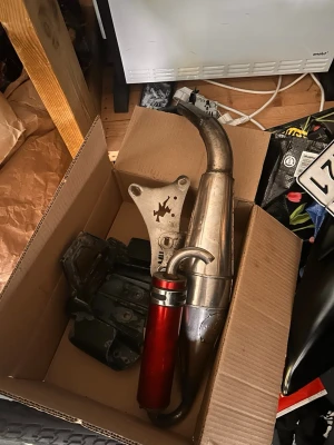 Röd och silver avgassystem till moped - Säljer mitt 50-70 hebo racing trimrör till aerox. Ger väldigt bra prestanda och låter riktigt gött. Passar säkert många andra mopeder med liggande block