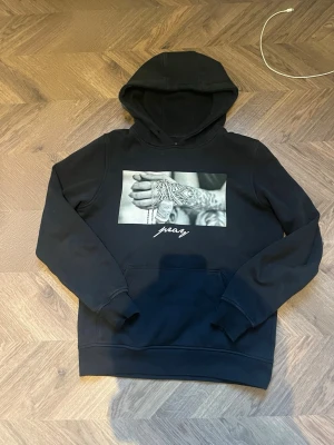 Hoodie med tryck  - Säljer denna feta tröja med tryck, är i väldigt bra skick och är i storlek S. 