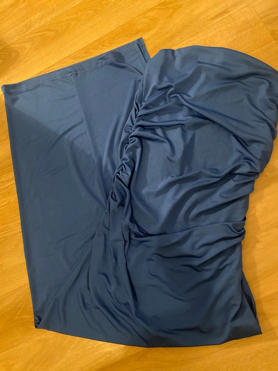 Mörkblå långkjol med rynkade detaljer