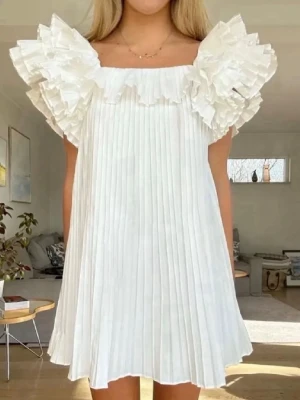 Vit plisserad klänning med volang ZARA - Använd en gång! Nyskick 🌸 