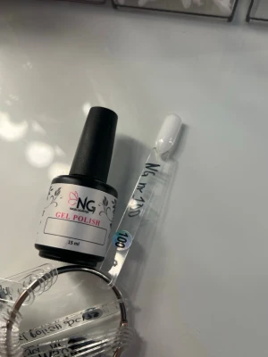 NG Gel Polish vit nagellack 15 ml - Säljer ett NG Gel Polish i en klassiskt vit nyans. Perfekt för dig som vill ha en clean och french look. 