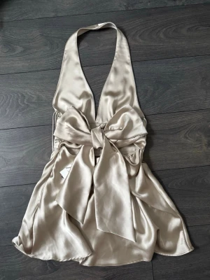 Zara klänning satin  - Snygg champagnefärgad satinklänning från Zara, helt ny med prislapp! Perfekt till sommaren, otroligt fin😍