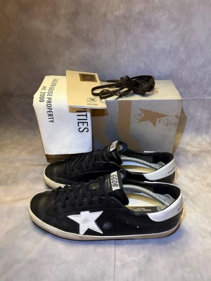 Golden Goose - Hej, säljer mina äkta Golden Goose i size 44 och skick 9/10, tillkommer allt OG (box, dustbag, kort, extra snören & kvitto). Nypris: 6000kr, mitt pris 2590kr endast. 💪🏽