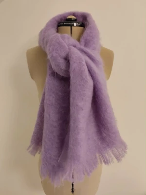 100% mohair handvävd halsduk ljuslila lilac syren pastell maxi scarf luddig  - Jättefin halsduk i 100% mohair. Väldigt bra skick. 45cm bred och 175cm lång.