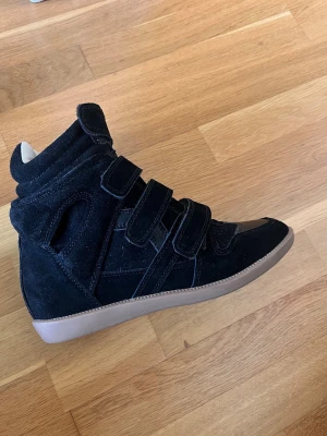 Isabel Marant skor  - Säljer dessa snygga skor. Står ingen storlek men personen jag köpte de av sa att de var i storlek 37 och de passar bra på mig som vanligtvis har 37-38 i skor. Fint skick förutom en liten vit fläck på ena skon nedanför tårna (se bild 6) men den syns knappt när dem är på. OBS: Köpta här på plick utan kvitto så kan inte garantera äkthet! Hör gärna av er vid frågor och funderingar🤍