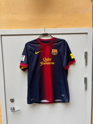 Nike FC Barcelona hemmatröjan är från säsongen 2012/13 - En Barca fotbollströja från säsongen 2012-2013 i storlek XL tröjan är i super fint skick! 