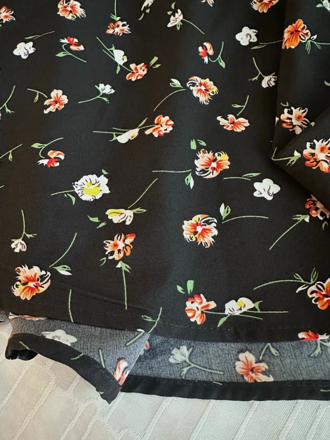 Svart blommig kortklänning med snörning M, längd 82 cm - 2