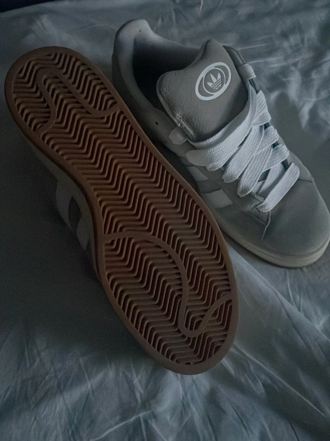 Adidas gråvita sneakers med gummisula - 1