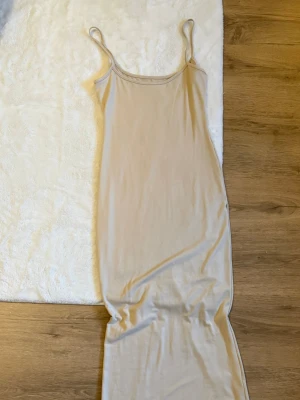 Beige långklänning  - Ny! Stl S , väldigt tunn och mjuk långklänning
