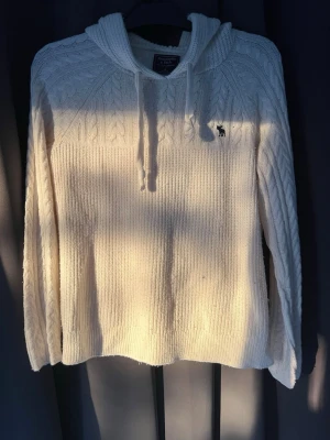 Stickad Abercrombie - En fin och skön hoodie. Det står att det är storlek M men den sitter som en S så försök att tänka på de. Hör av dig angående fler bilder!!