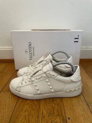 Valentino rockstud sneakers  - Säljer nu dessa valentino skor | Storlek 40,5 | Anvönt skick men fortfarande fina | Kommer med box och kvitto | Hör gärna av er vid frågor eller funderingar 