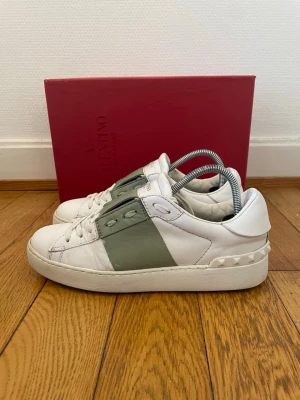 Valentino open sneakers  - Säljer nu dessa fina valentino skor | Storlek 37 | Väldigt fint skick | Hör gärna av er vid frågor eller funderingar 
