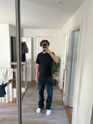 Mörkblå jeans från U.S. Polo Assn. - Säljer ett par mörkblå jeans från U.S. Polo Assn. med klassisk femficksmodell och raka ben. Jeansen har en snygg läderpatch med logga bak i midjan och är tillverkade i ett slitstarkt denimtyg. Perfekta för en avslappnad och stilren look. Helt perfekta jeans som är helt nya och aldrig använda men även väldigt snygga och stilrena 👌👖🌻