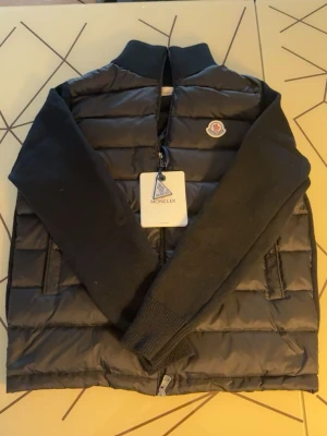 Moncler Cardigan - Nu säljs en svart moncler cardigan i storleken S. Helt ny med original kort och triangel. Vid frågor och funderingar är det bara att höra av sig. Priset går att diskuteras🤝