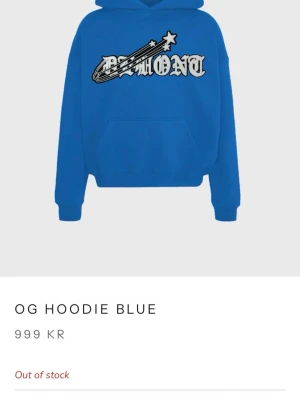 Blå OG hoodie från demont limited edition  - Slut såld limited edition original pris 999kr men jag säljer för 899. Snygg blå hoodie från demont med stor vit och svart logga och stjärnmotiv på bröstet. Klassisk känguruficka framtill och huva. Perfekt för dig som vill ha en streetwear-look. Tillverkad i mjukt material för maximal komfort. Passar både S och M 