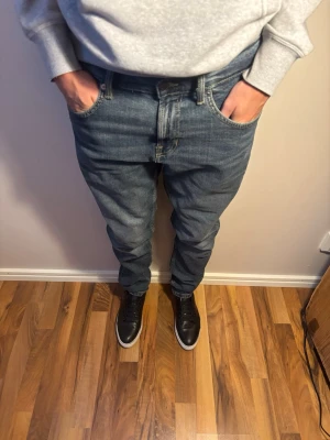 Tiger of Sweden Svarta  - Säljer ett par svarta Tiger of Sweden-skor i storlek 40. Klassisk och stilren modell som passar perfekt både till jobb, fest eller mer uppklädda tillfällen.  Skorna är använda men i fint skick och väl omhändertagna, utan större defekter. Bekväma och tidlösa – ett bra val om du vill ha kvalitet till ett bättre pris än nyköp.  Hör gärna av dig vid frågor eller om du vill ha fler bilder!