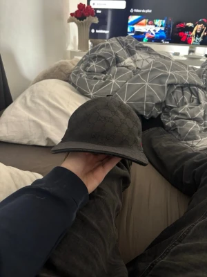 Gucci keps  - Säljer denna svarta Gucci keps då jag behöver pengar box och allt finns, hör gärna av er vid mer frågor och bilder priset kan sänkas vid snabb affär . 