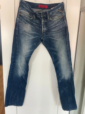 Replay Jeans - Säljer ett par blå jeans från Replay med snygga fades och slim raka ben. Jeansen har fem fickor, klassisk knappgylf. Perfekt och trendig look. W30 L32