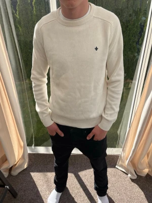 Vit stickad tröja från Morris - Riktigt snygg stickad tröja från Morris. Mycket bra skick. Strl S, personen på bilden är 183 cm lång. Skicka gärna prisförslag. Kika in min profil för mer schyssta plagg