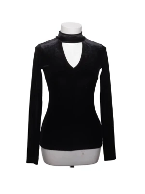Svart sammetstopp med chokerdetalj/öppen v-ringning - Jättefin sammetstopp från Gina Tricot som använts sparsamt. Perfekt till såväl klubben som till vardags. 