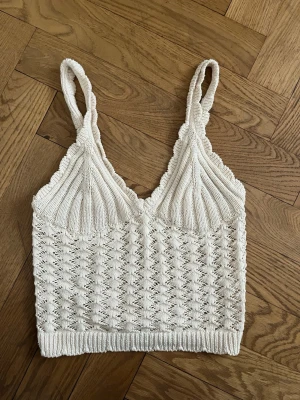 Beige stickad linne - Så fin älskarr!!🤩 Använd några gånger men fortfarande i bra skick💕