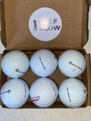 Taylormade TP5 6-pack  - Säljer ett set med sex vita golfbollar från TaylorMade, modell TP5. Bollarna har klassisk dimple-design och levereras i en enkel kartong med Golf Clow-logga på insidan locket. Perfekt för golfentusiasten som vill ha kvalitetsbollar.