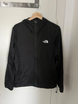 The north face vindjacka svart storlek small - The North Face vindjacka. Lätt och perfekt för vår/sommar.  Väldigt populär modell Perfekt för vardag/träning/resor  Snabb frakt 🚚 Rabatt vid köp av flera plagg.