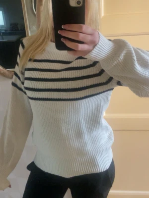 Vit stickad tröja med svarta ränder - Säljer en vit stickad tröja med svarta ränder 