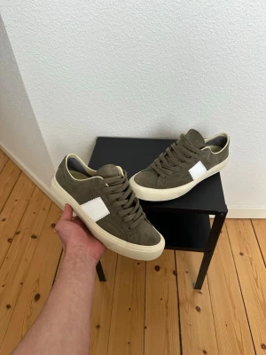 Tom Ford skor - Säljer dessa sjukt sällsynta och feta sneakers från Tom Ford | skorna är klädda i mörkgrönt mocka i finaste kvalité | skick 9,5/10 | storlek US 8 som passar dig med 42-43