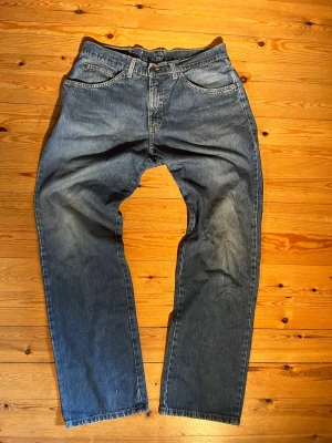 Blåa raka jeans ifrån Basic   - Sjukt snygga vintage jeans från basic i blå fin färg. Jeansen har en väldigt skön passform samt snygg wash. Storlek 34/32. Mycket bra skick. Skriv vid eventuella funderingar😄