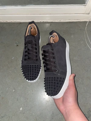 Christian Louboutin svarta sneakers - Svarta sneakers i mocka från Christian Louboutin i nytt skick. Box o dustbag medföljer vid köp. Skriv via funderingar. 