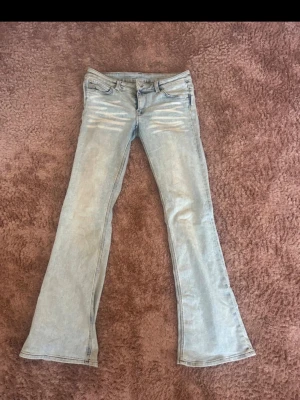Cheap monday jeans  - Säljer ett par ljusblå bootcut jeans från cheap monday, de är lite smutsiga på bakre ficka, går att tvätta bort men ändå så vackra💕