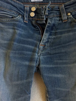 Blå bootcut lågmidjade jeans - Snygga blå bootcutjeans med låg midja. 