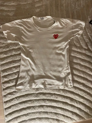 Comme des Garçons - Red heart shirt with white fabric.