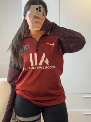 PSG träningströja från Nike - Säljer denna träningströjan från Nike med PSG-logga på bröstet och vit sponsorlogga framtill. Den har inte använts🫶🏼