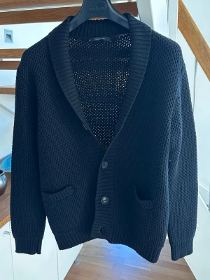 Tagliatore Knitted cardigan - Sjukt snygg stickad cardigan från Tagliatore i 100% ull grovstickad. Passar perfekt med tshirt eller skjorta under. Nypris ligger på cirka 4500kr och är använd 2-3 gånger/nyskick.