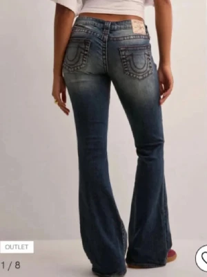 True Religion Joey - Snygga low waist jeans från True Religion. De har stretchigt material och har midjemåttet 40 cm rakt över och innerbenslängden 80 cm. Det är bara att höra av sig om man har några frågor! 💕