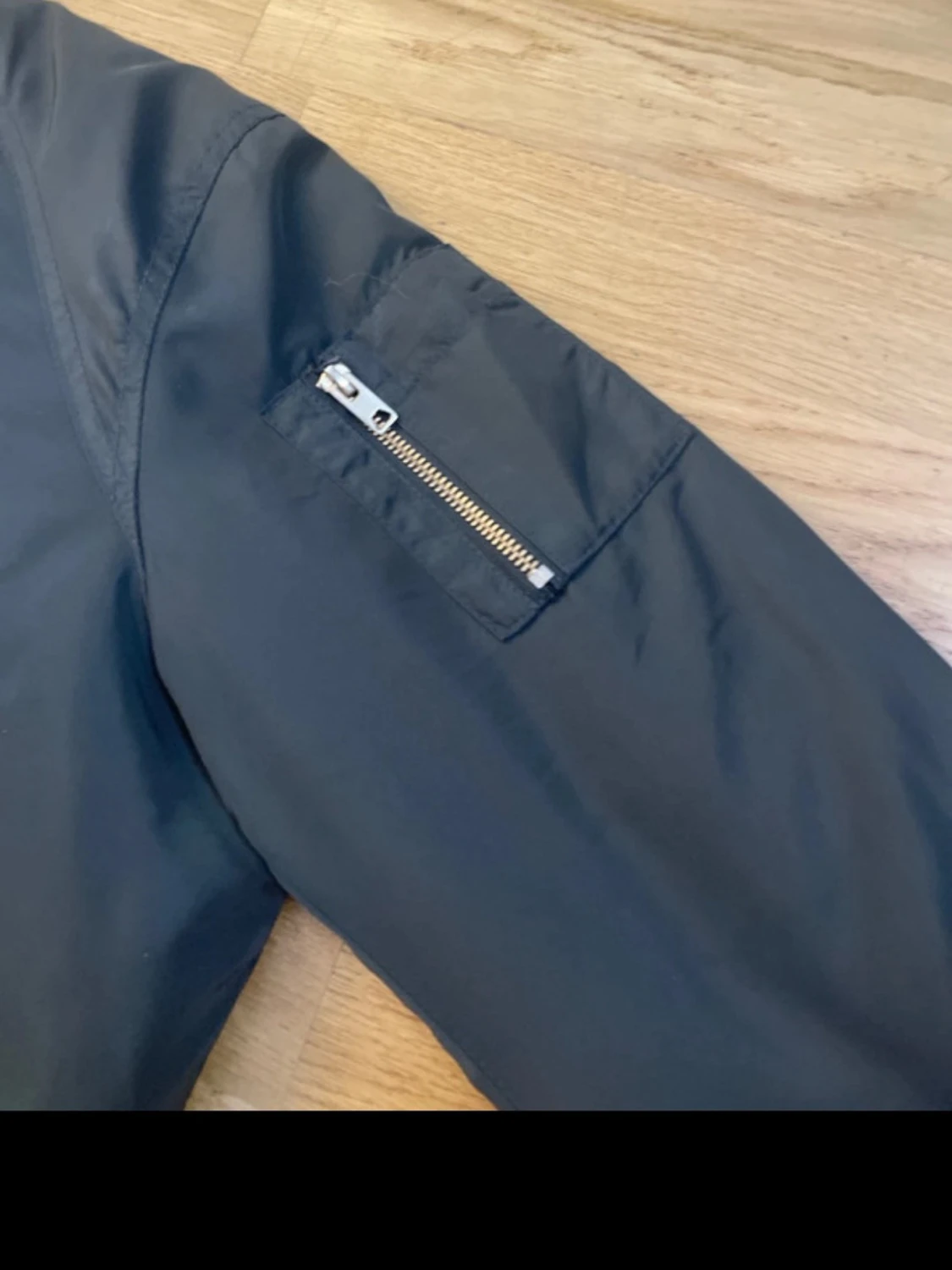 Svart bomberjacka med tigerpatch - 3